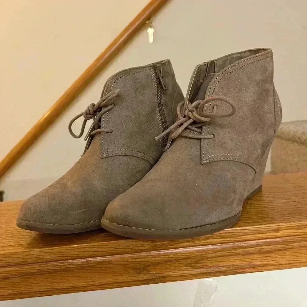 Women’s Universal Thread Bessie Micro-Suede Wedge Booties Size 8.5